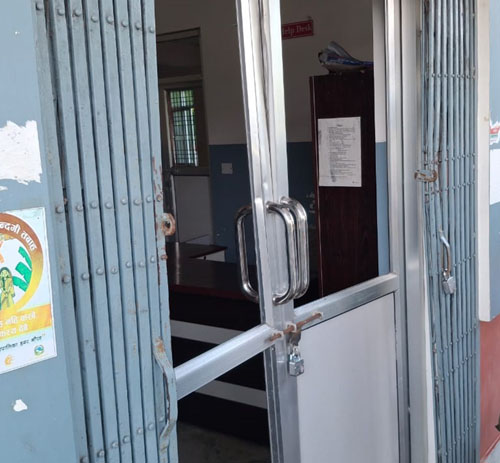 तलब नपाएको भन्दै शिक्षकहरुले पालिकामा गरे तालाबन्दी